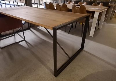 eiken eettafel met zwarte stalen hoeklijn