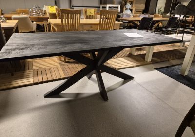 eettafel zwart geborsteld hout